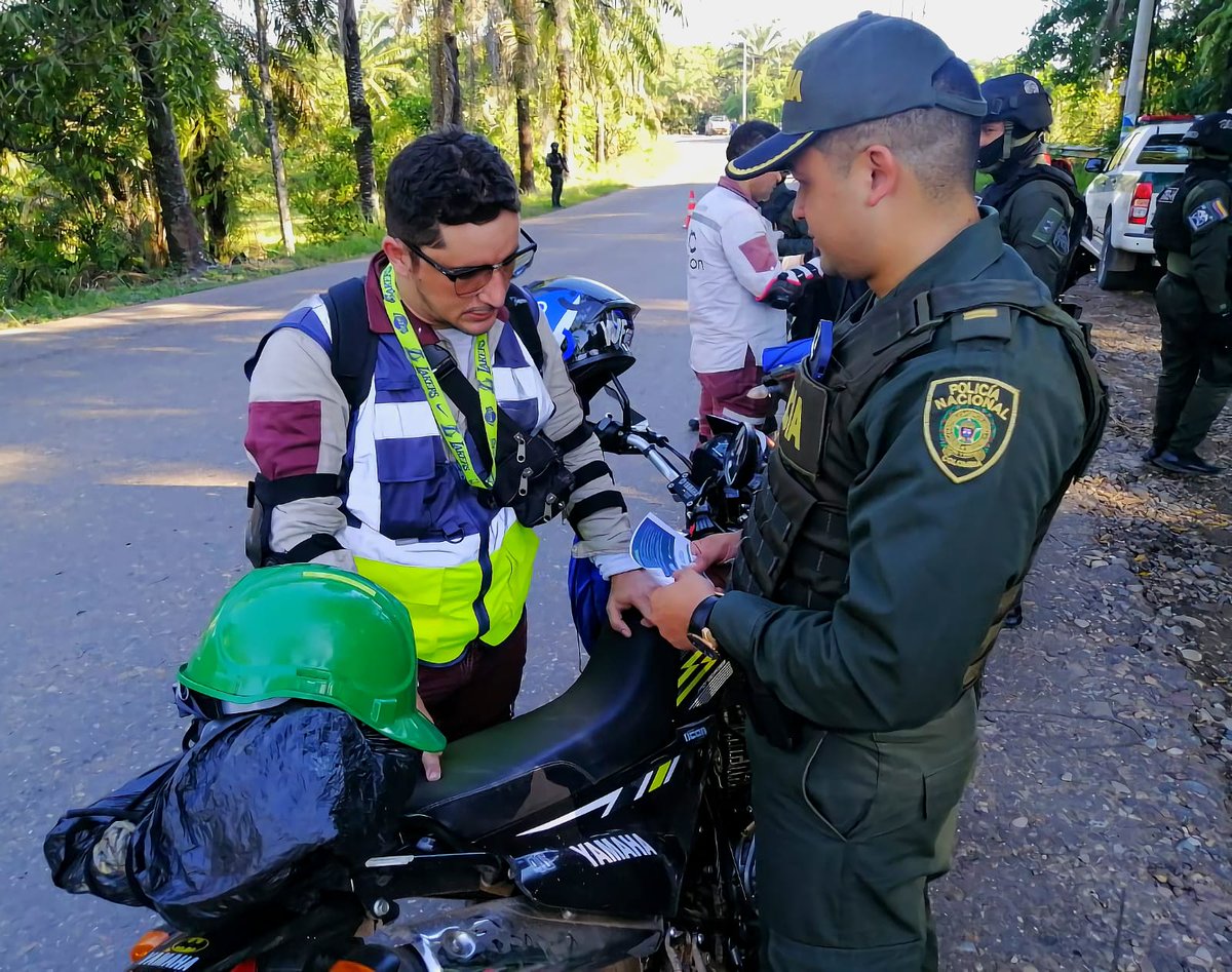 PoliciaDEMAM's tweet photo. 📍#Centro | Con nuestro @CarabinerosCol y #GOESH, se realizaron actividades de registro y control, generando acciones contundentes con el fin de contrarrestar los delitos que afectan la convivencia y seguridad ciudadana como el hurto y el homicidio.
#ConstruyendoSeguridad https://t.co/wdEjz6zNzc