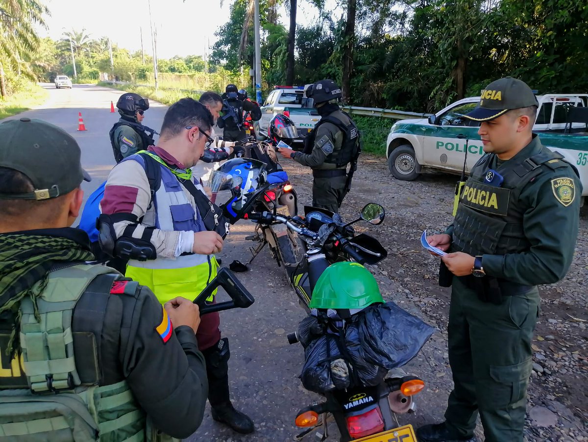 PoliciaDEMAM's tweet photo. 📍#Centro | Con nuestro @CarabinerosCol y #GOESH, se realizaron actividades de registro y control, generando acciones contundentes con el fin de contrarrestar los delitos que afectan la convivencia y seguridad ciudadana como el hurto y el homicidio.
#ConstruyendoSeguridad https://t.co/wdEjz6zNzc