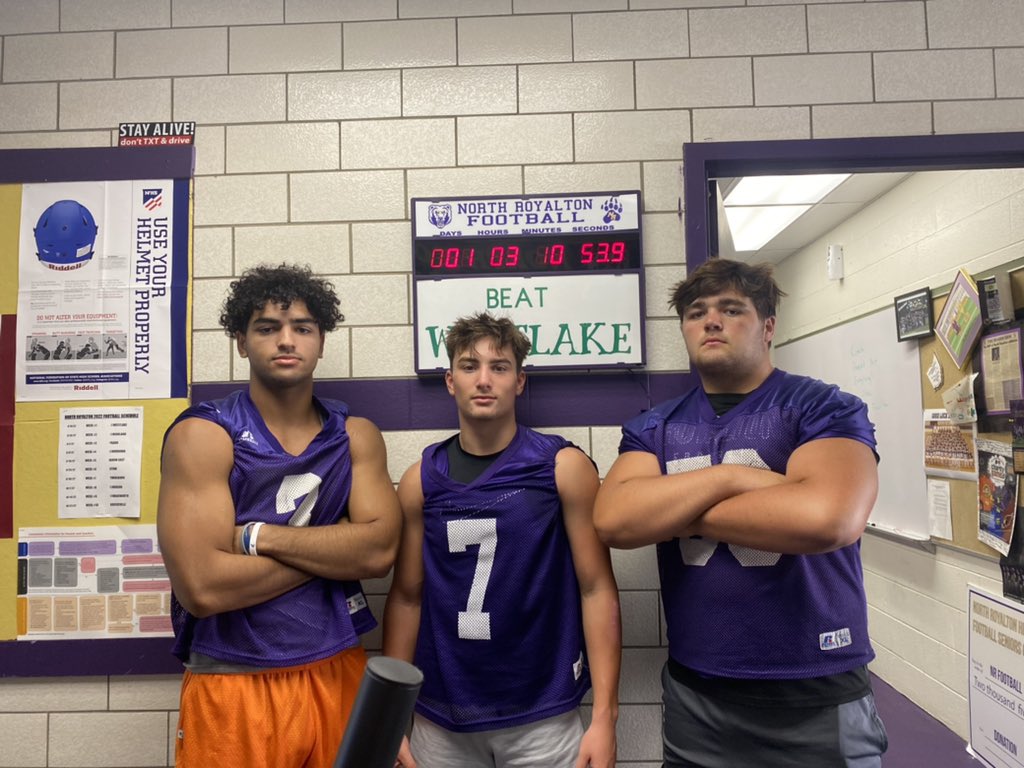 FNL ALERT🚨 come support the bears🐻 and our 2022-2023 captains and their team TOMORROW NIGHT away at WESTLAKE @ 7!! show your spirit and wear HAWAIIAN🌺