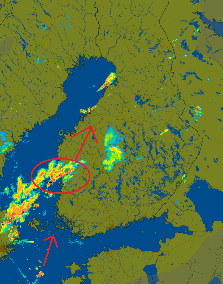 Jos olet hereillä kannattaa katsahtaa taivaalle. Maan länsiosassa jälleen voimakkaita ukkosia. Nyt kehitys osuu yöaikaan ja pimeälle joten salamat näkyvät hyvin. Myös revontulia saattaa ilmaantua. #sää #ukkonen