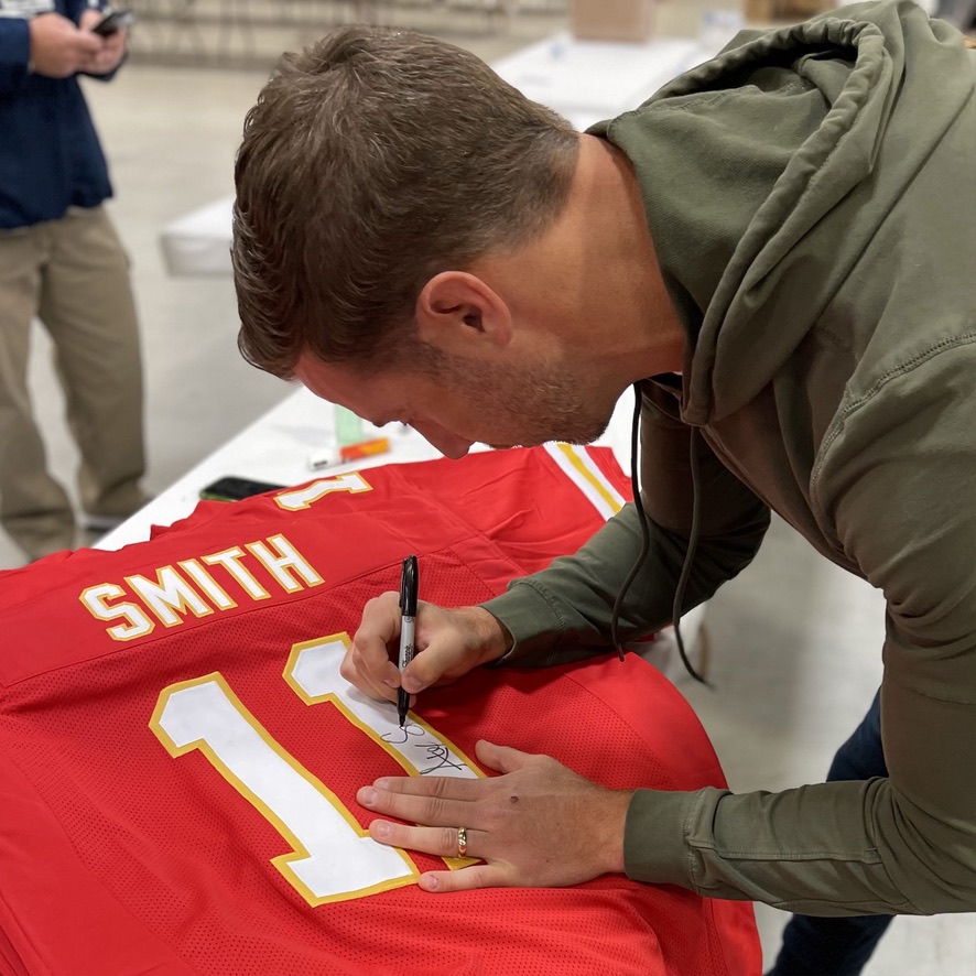 We're going to give an Alex Smith autographed jersey to someone who retweets this tweet and follows us!

We'll pick a winner Monday 8/22!