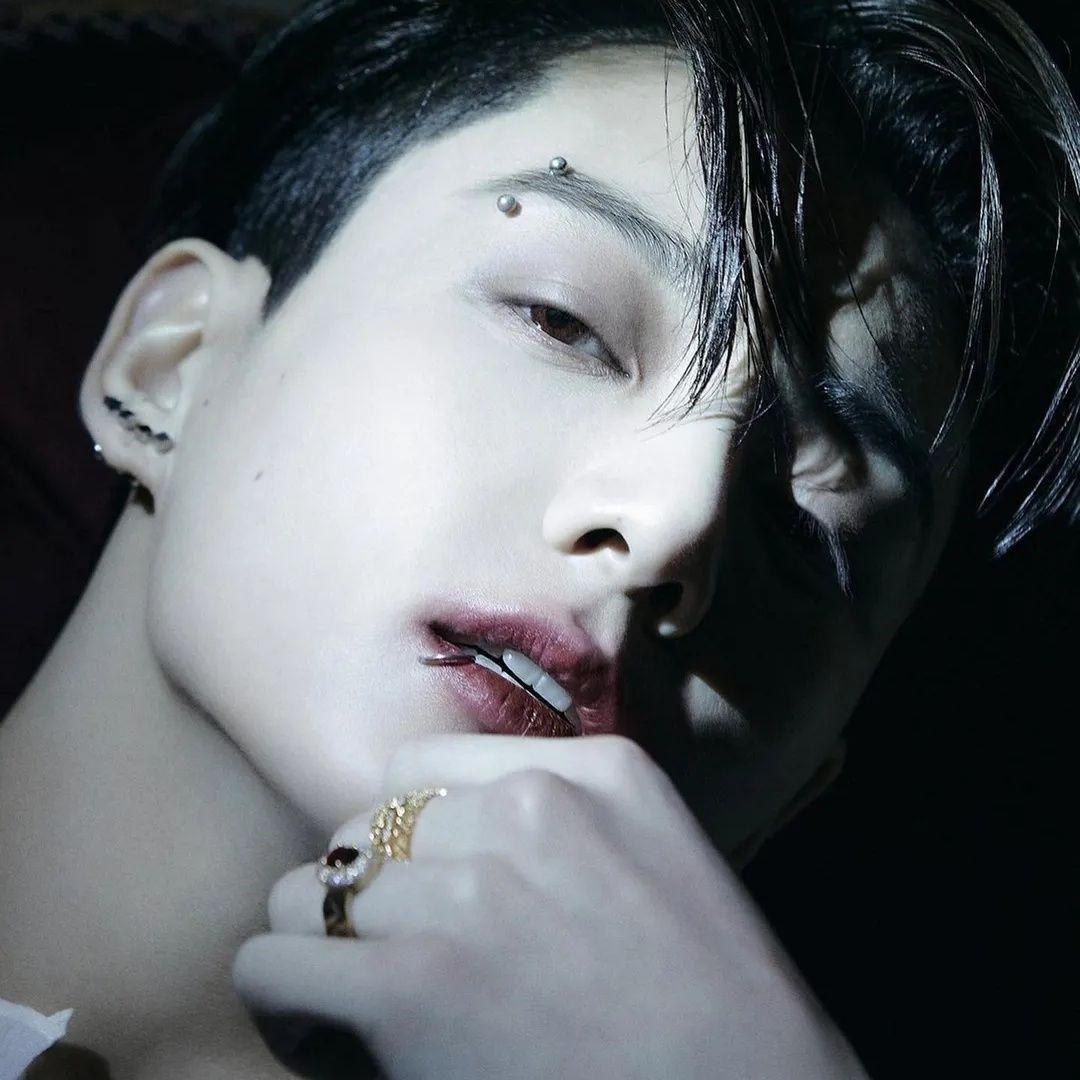 jkhoex's tweet photo. jungkook salvatore. https://t.co/VinRZmudxU