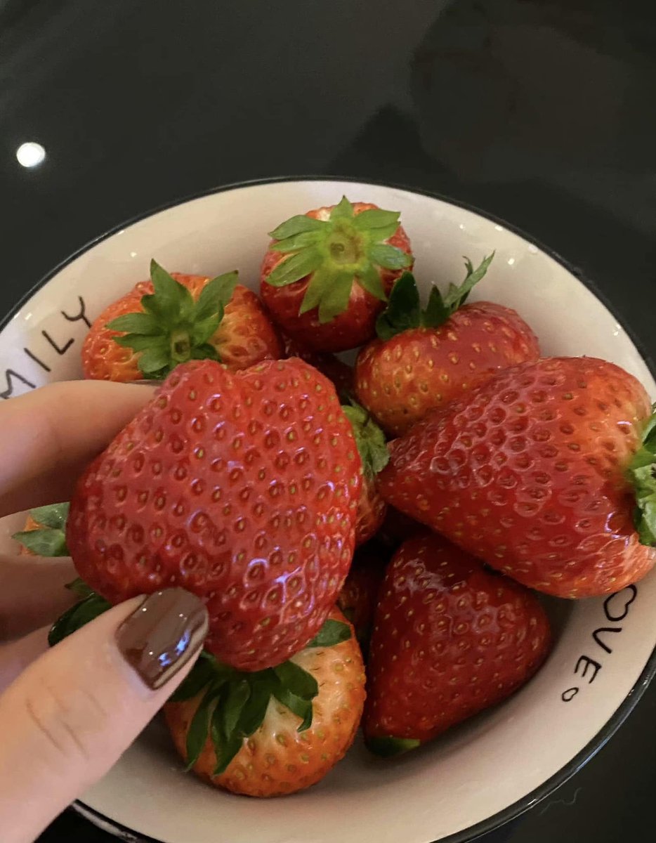 I washed it and put it in my mouth, a burst of sweet and sour strawberry juice left in my throat, it was delicious! I couldn't help but picked another one and bit half, I saw the red and tender flesh, very fresh. Ha ha