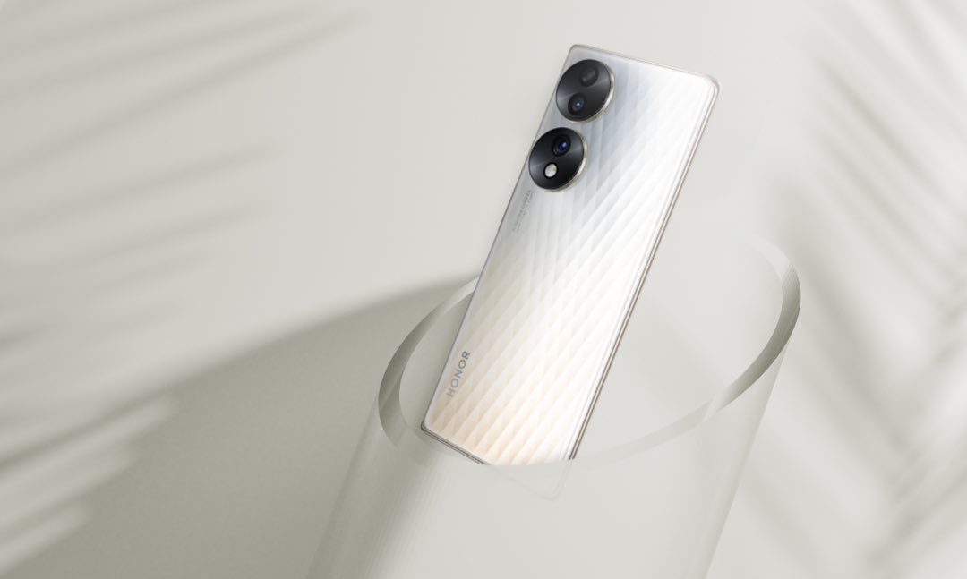 ainalalam's tweet photo. HONOR Unveiled the Iconic HONOR 70 5G, Delivering Industry’s First Solo Cut Vlog Mode and Exceptional Vlogging Experience Pre-order available at Jarir Bookstore, STC, and Extra, noon, Lulu and other stores with an attractive offer and free gifts https://t.co/54jvad1HmY https://t.co/AzB0LPm8CR