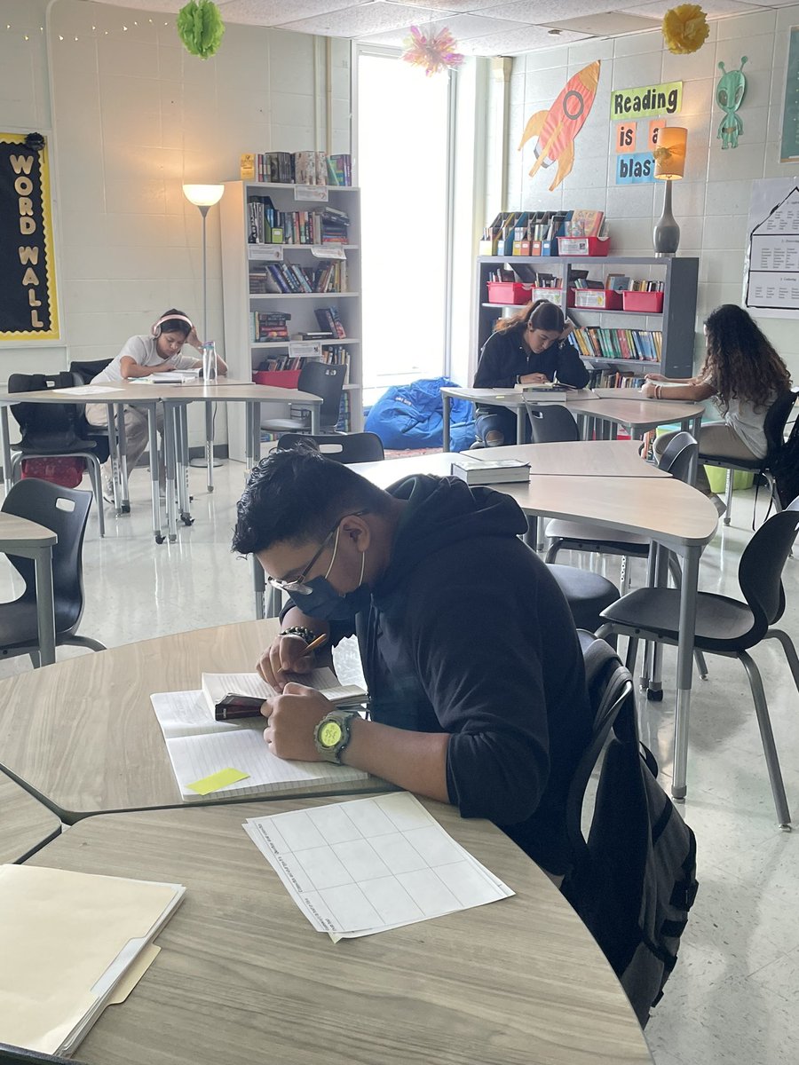 CatMatta5's tweet photo. These kids really like independent reading time. Making summaries easy to write. @ETWrennMS #readsomebooks https://t.co/TJ5UKzvEOQ