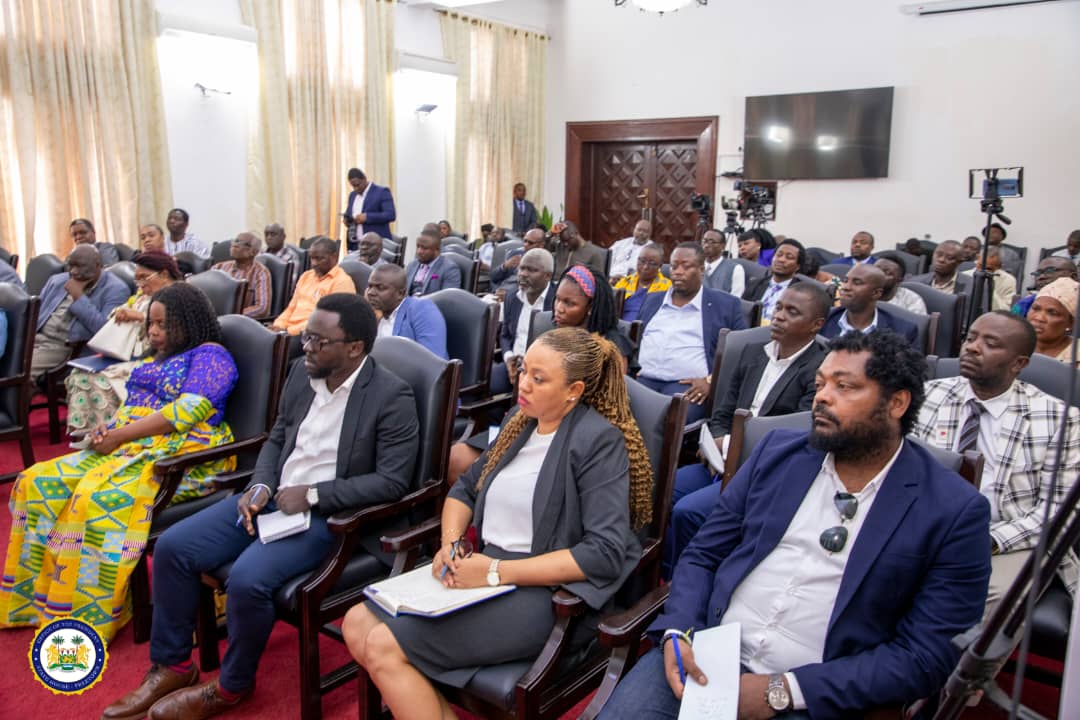 Keketoma_Sandi's tweet photo. Today, @PresidentBio continued the Stakeholders Engagement by meeting representatives of CSOs, SLAJ and Bar Association following the events of Wednesday 10th August 2022. This is the fourth set of engagements preceded by Tribal Heads, Paramount Chiefs and Religious Leaders. https://t.co/7uwIgdAqIV