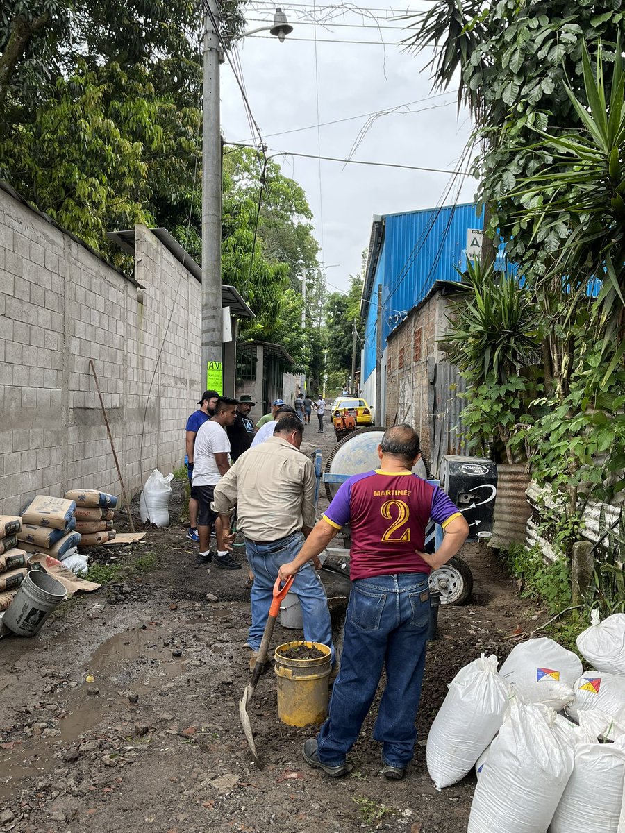 ColoniaCabrera's tweet photo. @AlcaldiadeSoya @ObraMunicipal @DNercymontano Colonia Cabrera también la necesita @DNercymontano . Debido a la falta de interés que recibimos por su administración, nos unimos como vecinos para arreglar nuestra principal vía de acceso.Seguimos en espera a sus promesas acordadas el 6 OCT 2021 @ObraMunicipal @alvaroobyrne https://t.co/ScOiYFnJra