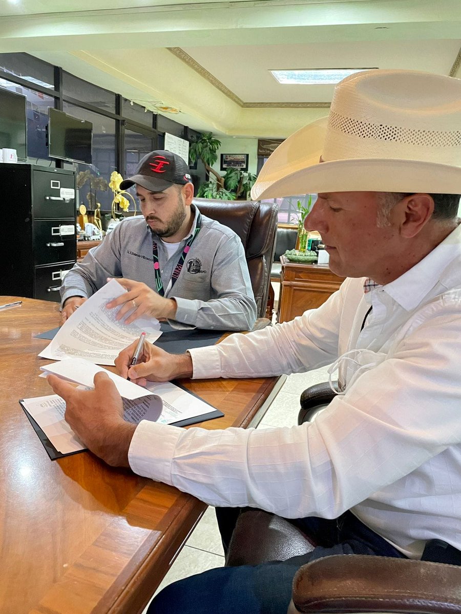 UTnortecoahuila's tweet photo. Fortaleciendo la Vinculación de nuestra Universidad con el Sector Productivo, hoy convenimos con la Empresa de #Autotransporte 1 de Mayo, con ello nuestros alumnos podrán tener otra opción para realizar estadías. @mrikelme #CorrecaminosSiempreAdelante https://t.co/KmdWHH6LtT