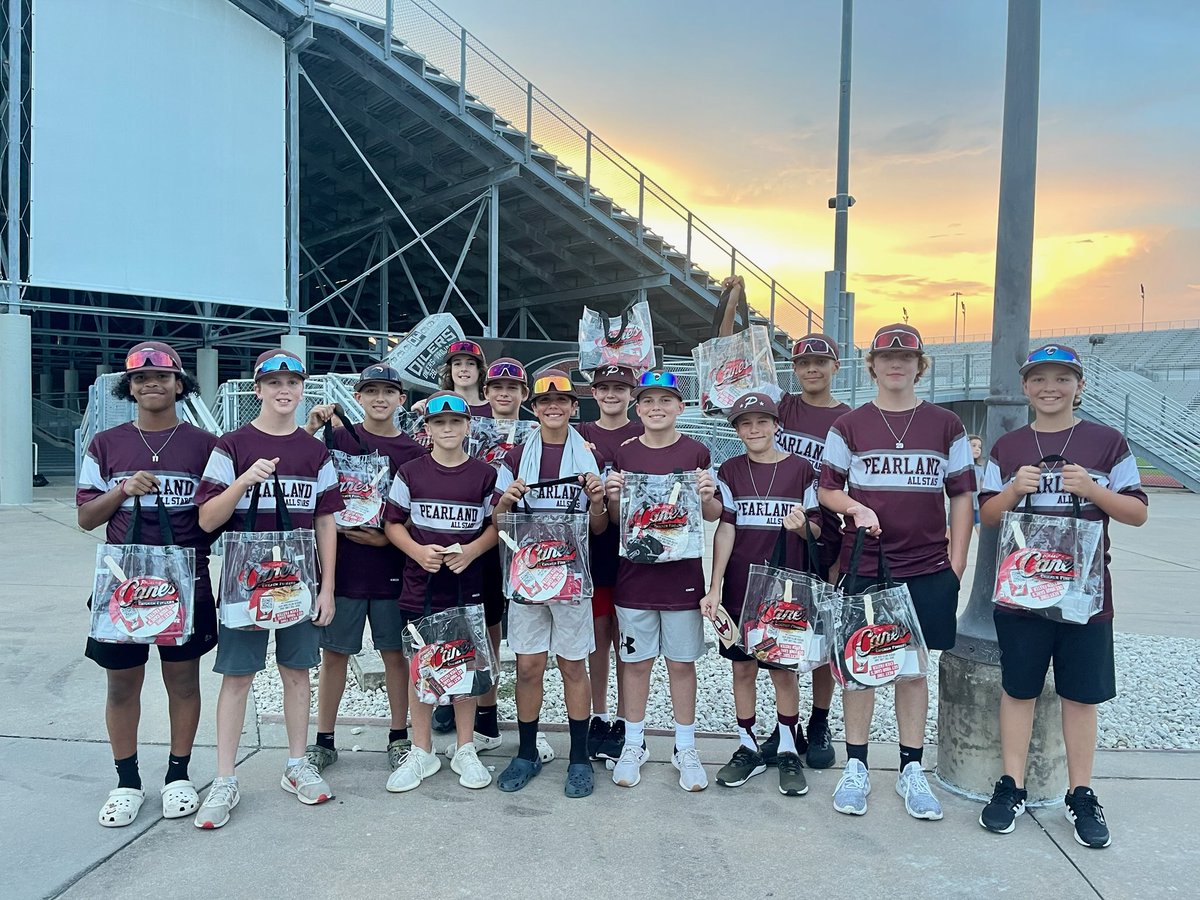raisingcanes's tweet photo. Good luck to the Pearland Little Leaguers on their game tonight in the Little League World Series! You can watch at 6pm CT on ESPN2. https://t.co/SXjb5m0rOU