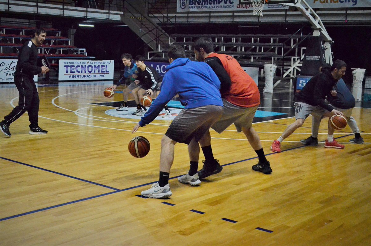 CAEbasket's tweet photo. Estudiantes definió el equipo para el Pre Federal
integrado en su totalidad por jugadores del club. https://t.co/HglofB6IoV