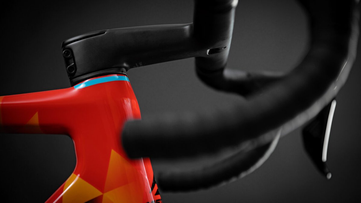 Bonito homenaje de Movistar y Bahrain a Valverde y Landa respectivamente decorando sus bicicletas con el palmarés de ambos ciclistas 👏👏👏👏👏