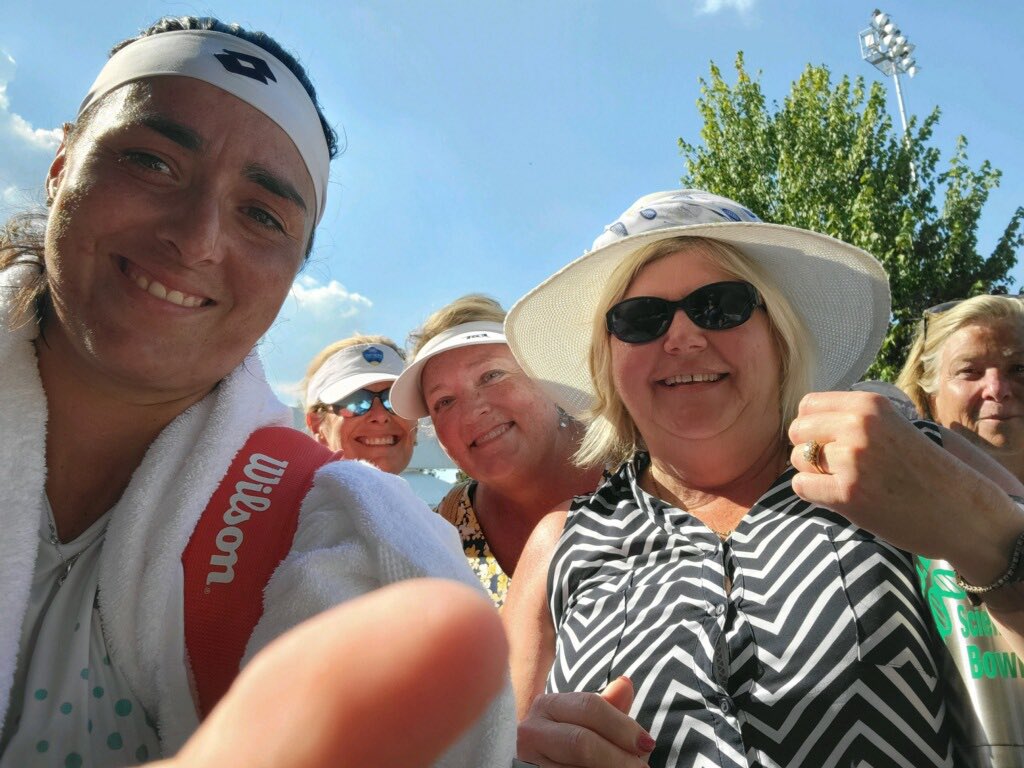 FoutsBetsy's tweet photo. @Ons_Jabeur thank you for our photo! We are your #1 fans from Indiana!#@CincyTennis https://t.co/aznfUjN3QL