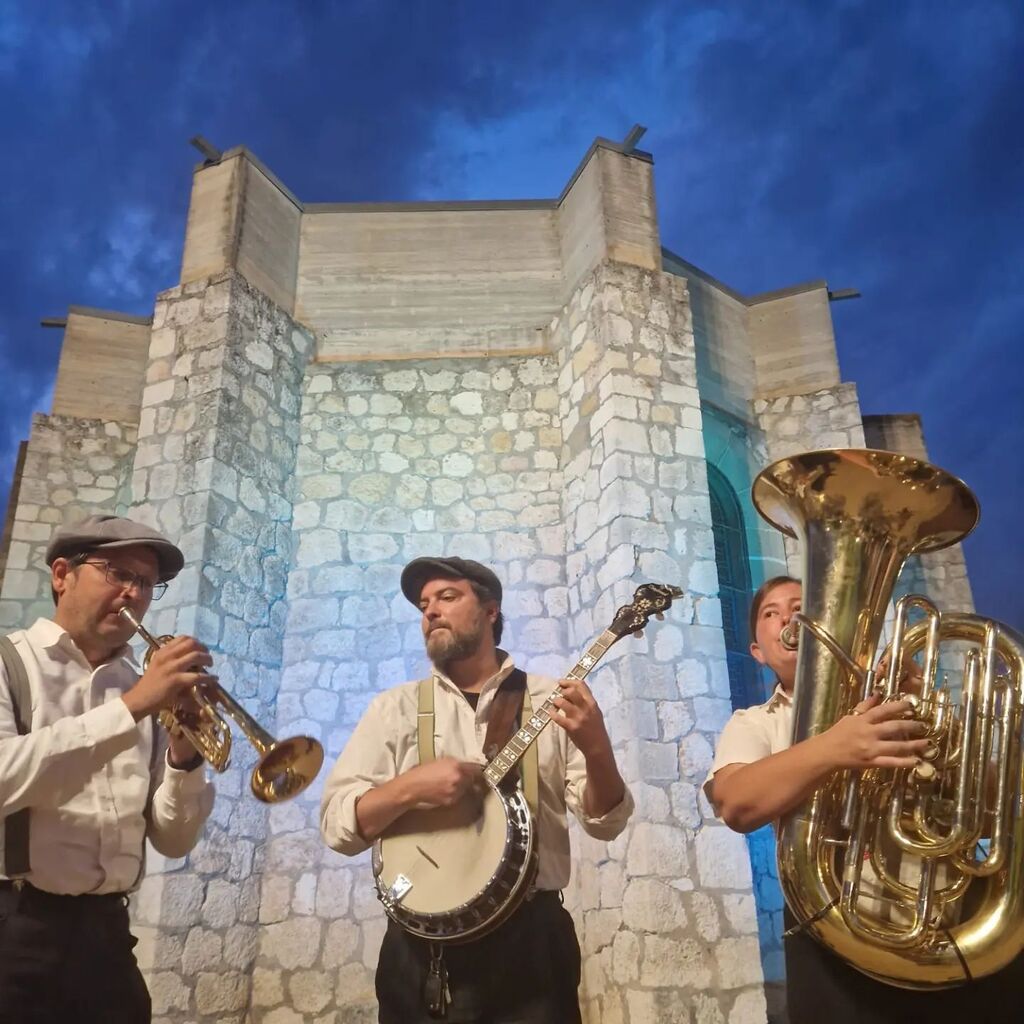 jmolina77tr's tweet photo. Avui ens ha arribat aquesta foto del bolo d'ahir a #AvinyoNou de #dixthree amb els estimats @enric_caballe i @lamariadelatuba
🎺 #jazztrumpet
#tromba #trompeta #trumpet #trumpeter #trumpetgram #trumpetist #trumpetlife #trumpetlove #trumpetlovers #tr… https://t.co/nf78eougeY https://t.co/ouY6jKflx6