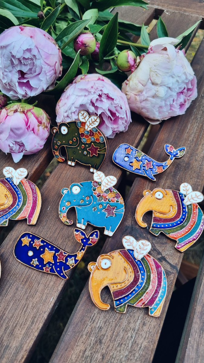 taelnor's tweet photo. For new followers. My name is Tanya, I'm from Kharkiv, Ukraine. Now in Berlin because of war. I made brooches, decorations and headpieces. Worldwide shipping. Thanks for the orders and retweets, it helps me and my family a lot! 💛💙 https://t.co/QAabbbmIQt