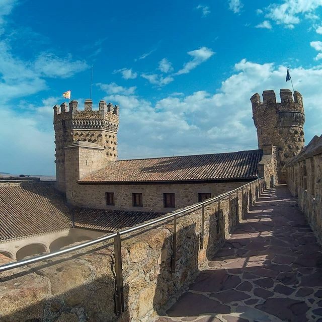 Flygia360's tweet photo. Clouds and ramparts 📸
.
#Flygia360 #actioncam #actioncamera #photography #travelphotography #photooftheday #picoftheday #medieval #castle #fortress #ramparts #skylovers #stone #EyeEM #skyandcloud https://t.co/3uuxSNZvaO