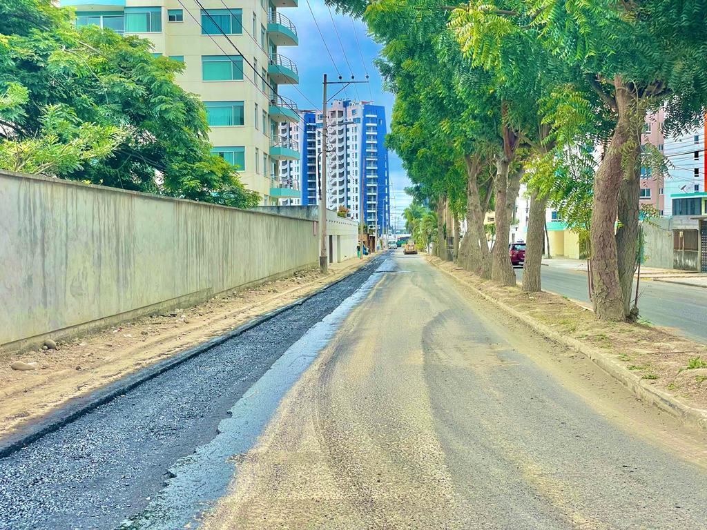 MuniAtacames's tweet photo. ✔#GadmaImparable en #ClubDelPacífico ✔
👷🏻♂️Trabajamos en el proceso de imprimación de la calle principal de este atractivo turístico, un procedimiento técnico previo a la colocación de la nueva carpeta asfáltica.
#LaObraNoPara 🚜 🚧
#AtacamesCrece 💪 https://t.co/aUdj2Q65L3