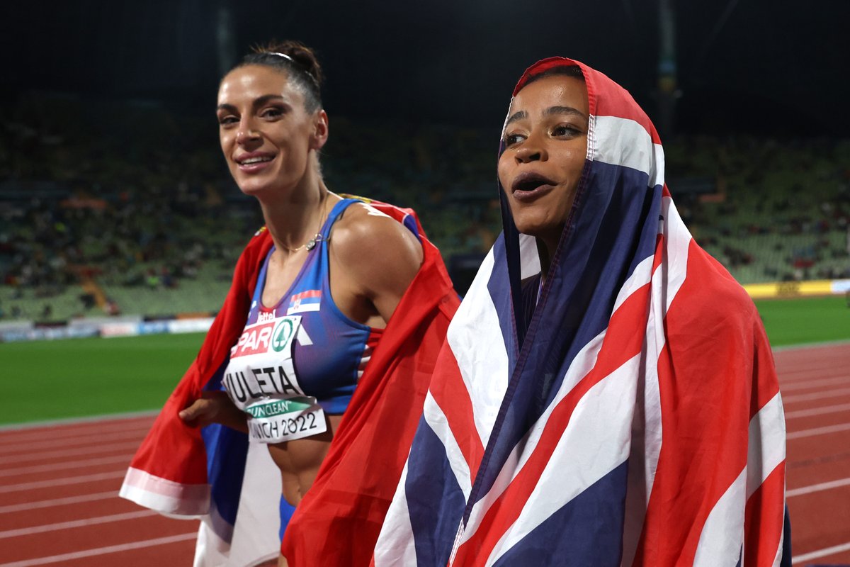 Living her best life  ✨

@JazminSawyers is beaming after taking long jump 🥉 

#Munich2022