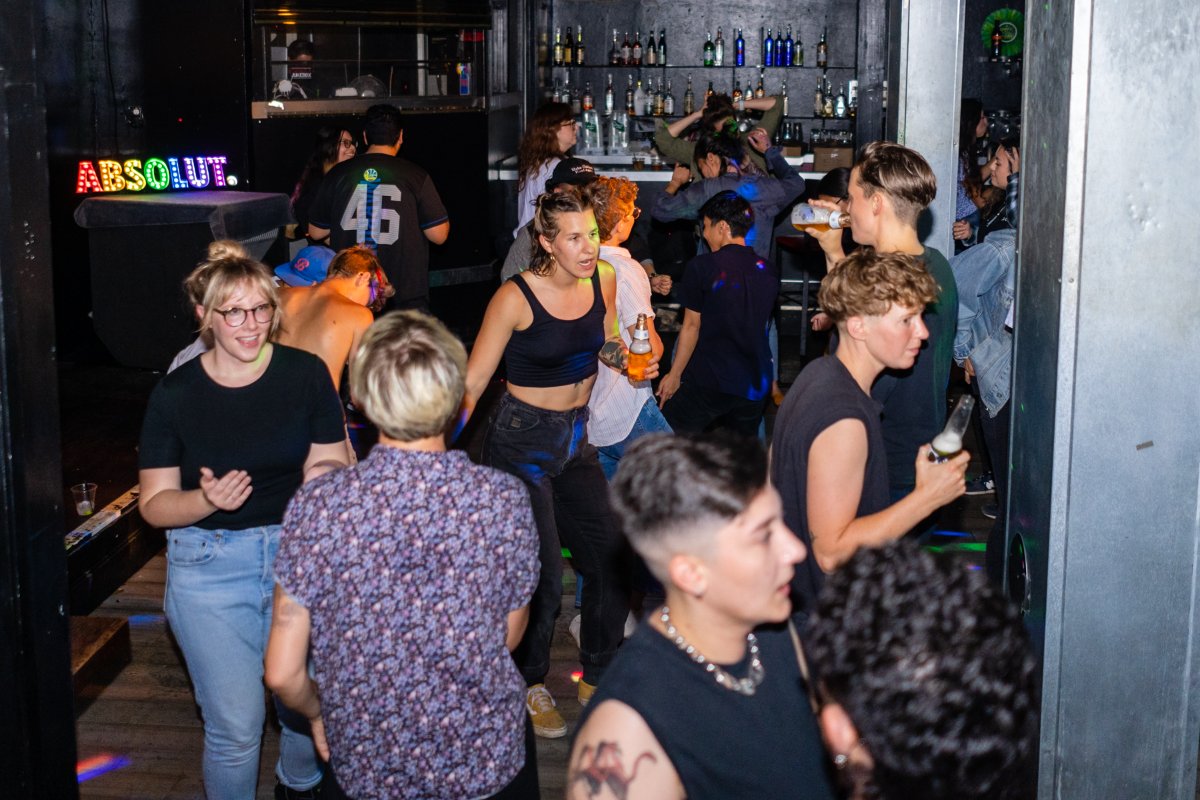 BarWhiteHorse's tweet photo. Summer may be winding down, but there's nothing but good times ahead here at White Horse Inn. Swing by to keep those good times rolling! #YearlongSummer https://t.co/QZwyLfvX1I