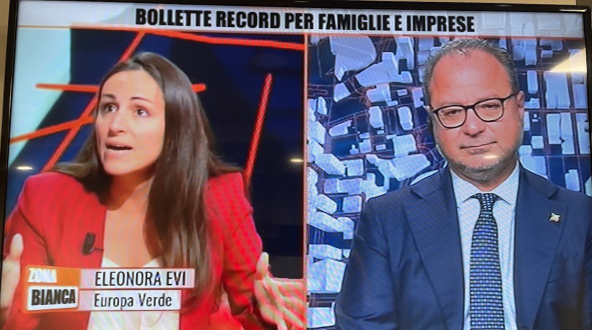 EleonoraEvi's tweet photo. tutti a cercare soluzioni per abbassare le #bollette e nessuno che dica che la prima cosa da fare è restituire il 100% degli #extraprofitti miliardari fatti dalle aziende energetiche come ENI. Ecco noi #AlleanzaVerdiSinistra non abbiamo paura di dirlo. E l’ho fatto stasera in tv. https://t.co/ecec1cNI0N