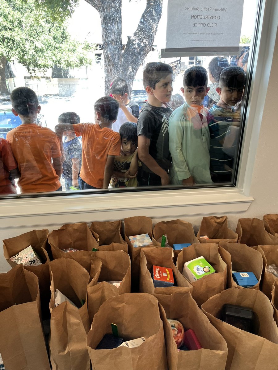 engagewithMsZ's tweet photo. Bridging @NISD schools & families with our community 😎 #BacktoSchool2022 #FamilyEmpowerment #BuildingRelationships #CommunityEngagement #RudderIgnited #RangersLEAD #WhereMsZwanders ✨@EarlRudderMS https://t.co/BVhRERyY5T