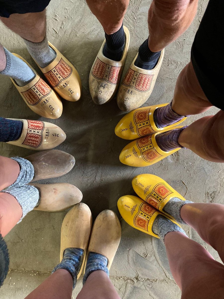 Mieneke9's tweet photo. Op naar een mooie oogstdag in Tinte a.s. zaterdag! De klompendansers zijn er klaar voor. Mooie dag voor jong en oud. #opdeboerderij https://t.co/6959JKqo7T