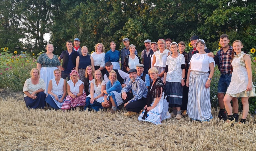 Mieneke9's tweet photo. Op naar een mooie oogstdag in Tinte a.s. zaterdag! De klompendansers zijn er klaar voor. Mooie dag voor jong en oud. #opdeboerderij https://t.co/6959JKqo7T