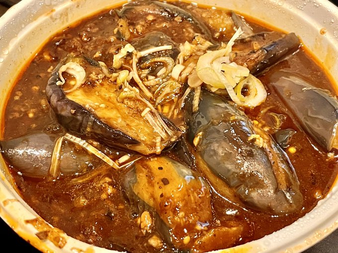 朝ごはんに買っておいた福龍酒家さんの麻婆茄子🍆
茄子がモリモリ入ってて適度な辛さで美味い😋
22時くらいまで注文できるのもありがたみ 