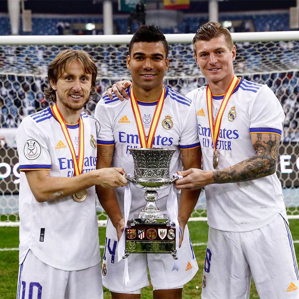 ActuFoot_'s tweet photo. La fin d'un trio légendaire. 😢 https://t.co/YlU98rIGUL