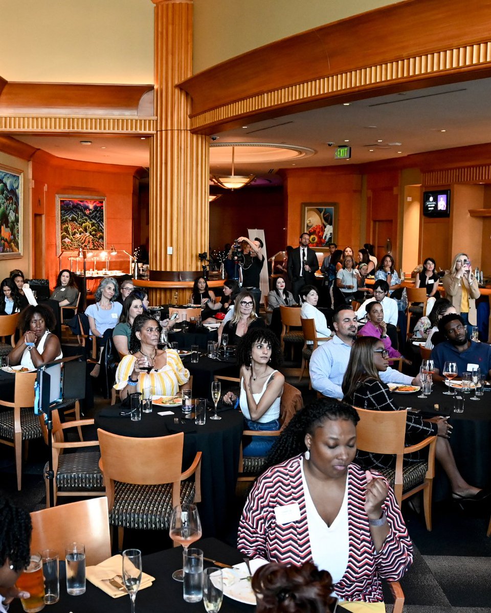 LegalZoom's tweet photo. ICYMI: Last week, we celebrated our Small Business Champions in partnership with the @LASparks. 🏀⛹🏿‍♀️ A huge thanks to everyone who made the night possible and to our special guest @lisaleslie for headlining the event. https://t.co/nnHHlo1JPK