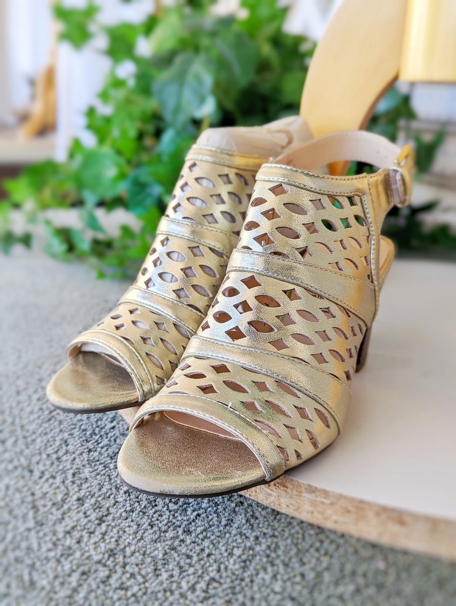 NearlyShop's tweet photo. These gold sandals won’t last long and I’m thinking they’d be great with a few outfits in my closet. 😉 What have you found in the shop lately?? #Thrifting #ThriftFinds #NearlyNew https://t.co/uGRB0lcX4o