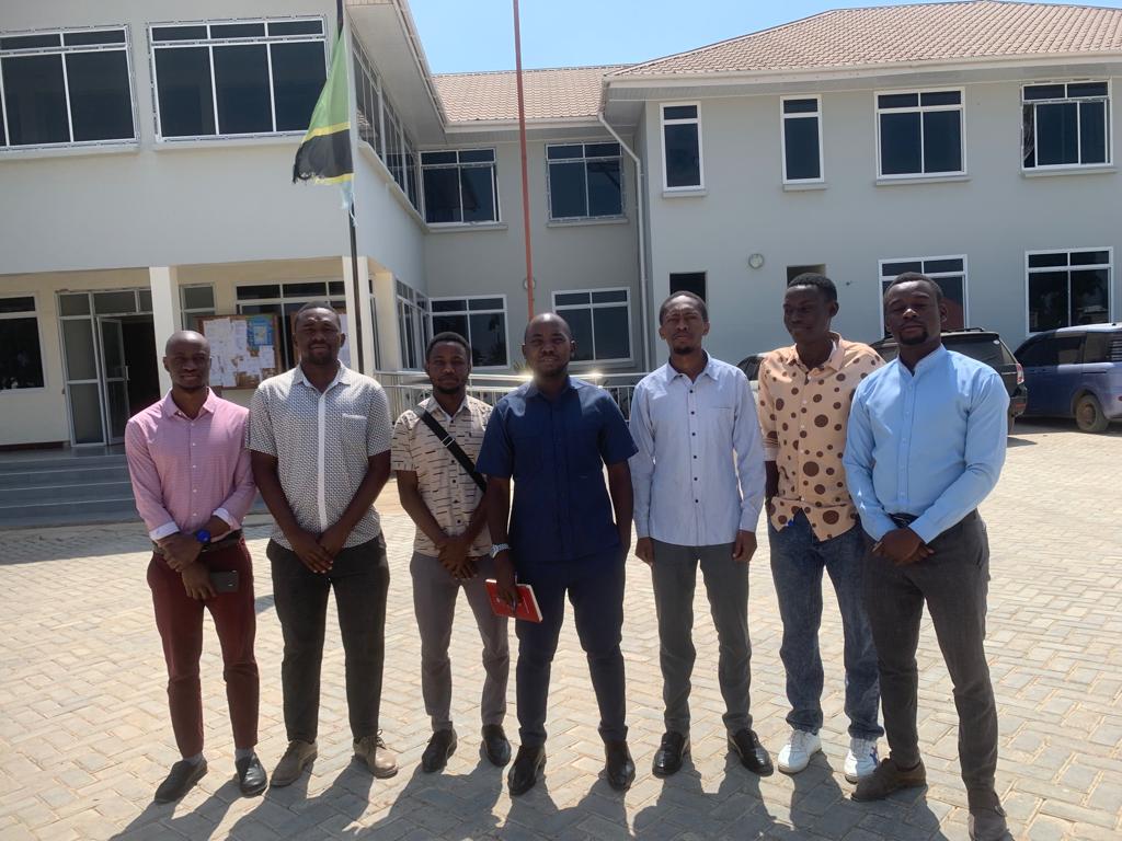 CommunitMedUdom's tweet photo. 𝗖𝗢𝗠𝗠𝗨𝗡𝗜𝗧𝗬 𝗠𝗘𝗗𝗜𝗖𝗜𝗡𝗘 𝗦𝗨𝗣𝗘𝗥𝗩𝗜𝗦𝗜𝗢𝗡:
The Head of the Community Medicine Department, Dr. Bintabara this week went to visit the fourth year medical students in the health centers of Sokoine H/C, Ikungi DC, Itigi DC and Manyoni DC in Singida region. https://t.co/roMeV9slNH