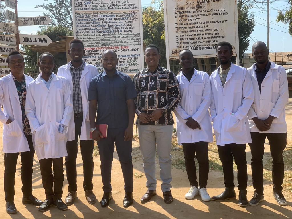 CommunitMedUdom's tweet photo. 𝗖𝗢𝗠𝗠𝗨𝗡𝗜𝗧𝗬 𝗠𝗘𝗗𝗜𝗖𝗜𝗡𝗘 𝗦𝗨𝗣𝗘𝗥𝗩𝗜𝗦𝗜𝗢𝗡:
The Head of the Community Medicine Department, Dr. Bintabara this week went to visit the fourth year medical students in the health centers of Sokoine H/C, Ikungi DC, Itigi DC and Manyoni DC in Singida region. https://t.co/roMeV9slNH