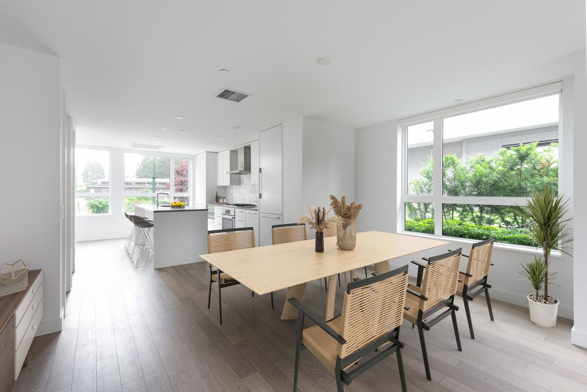 Modern 2 Storey Townhouse in Edgemont Village! 3 bedrooms, 3 bathrooms with an open concept kitchen, high end appliances, and kitchen island. 

See more: leowilkrealestate.com/listing/210-10…

#vancouverrealtor #vancouverrealestate #newlisting