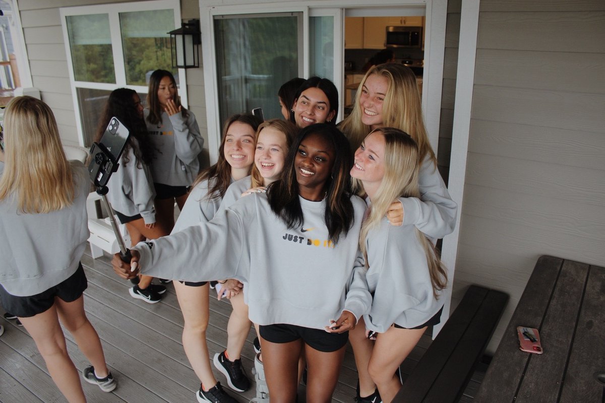 IowaGymnastics's tweet photo. 🤳😁 😙 https://t.co/30RA7DLAzY