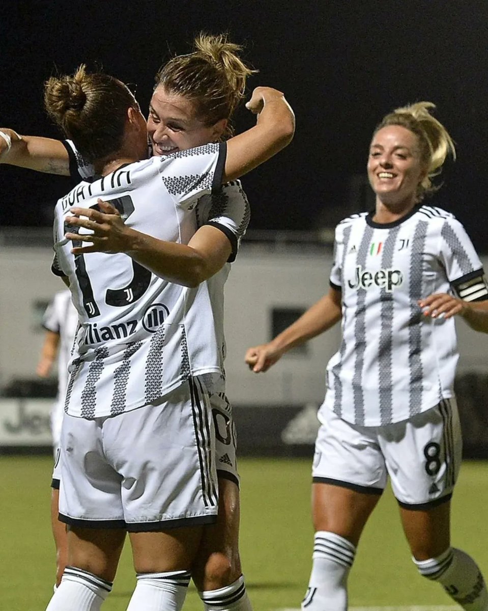 La_Bianconera's tweet photo. POKER SERVITO! 💪
4-0 secco della #JuventusWomen contro il #RacingUnion nel 1° round del preliminare di #Champions! Reti di #Rosucci (che ha praticamente comandato la partita), #Girelli, #Caruso (su punizione!) e #Bonfantini! Debutto stagionale perfetto! 👏 #JuveRacingUnion #UWCL https://t.co/kjfhOaSu03