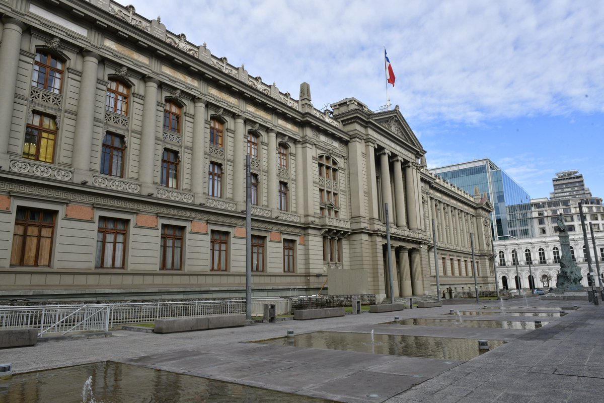 PJudicialChile's tweet photo. Corte Suprema acoge recursos de protección y deja sin efecto alza de planes base anuales de isapres https://t.co/OdZhjGporr https://t.co/0MBu4qSHHe
