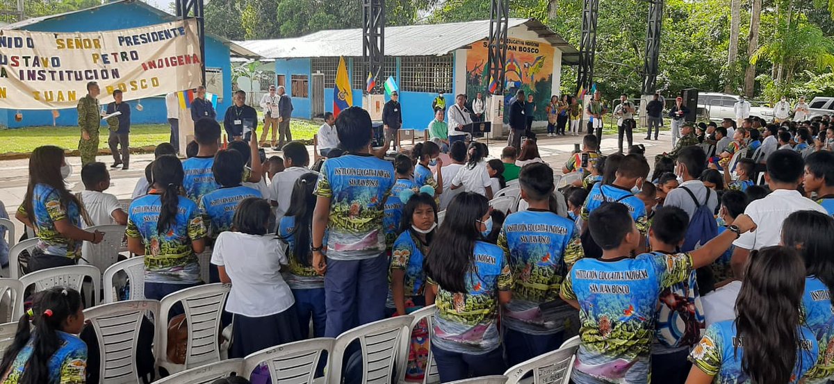 patrick_alfonso's tweet photo. Tutores de SED Amazonas haciendo presencia y acompañando la visita de @petrogustavo @agaviriau, IED San Juan Bosco Leticia, @PTA_Colombia en cada rincón del país fortaleciendo los aprendizajes y transformado las prácticas pedagógicas. https://t.co/UPeCxVgeDq