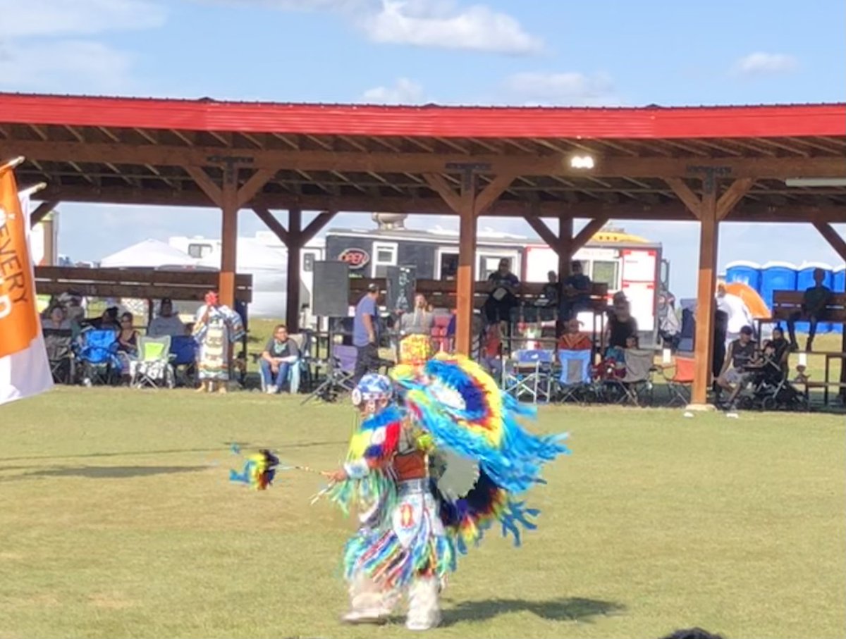 sandypinay's tweet image. Fancy dancer showcasing his fancy moves! A crowd favourite. #littlewarrior