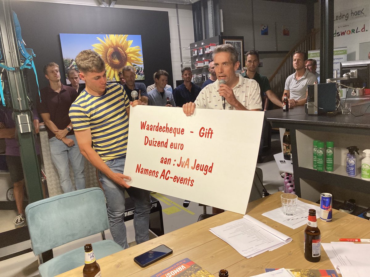 ⁦<a href="/FabioJakobsen/">Fabio Jakobsen</a>⁩ vermaakte in Sleeuwijk in de aanloop naar ⁦<a href="/LaVueltaHolanda/">La Vuelta Holanda</a>⁩ meer dan 100 aanwezigen bij het wielercafé bij Obisk met veel anekdotes uit het peloton. ⁦<a href="/ADrivierenland/">AD Rivierenland</a>⁩