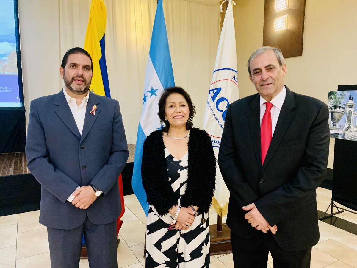enter504's tweet photo. #CoberturaSocial FOTOS: Diplomáticos celebran la conmemoración de los 213 años del Primer Grito de Independencia de Ecuador       #Diplomacia #Consules #213Ecuador #PrimerGritodeIndependecia #Ecuador #Honduras 
https://t.co/9a8a78sZLP https://t.co/bkM9WCgcqn