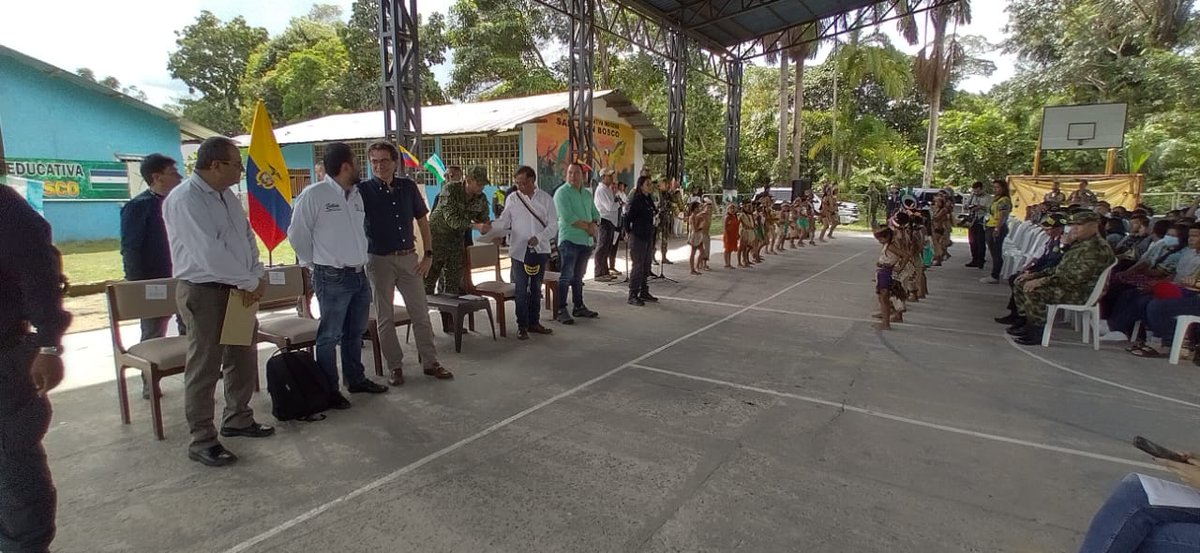 patrick_alfonso's tweet photo. Tutores de SED Amazonas haciendo presencia y acompañando la visita de @petrogustavo @agaviriau, IED San Juan Bosco Leticia, @PTA_Colombia en cada rincón del país fortaleciendo los aprendizajes y transformado las prácticas pedagógicas. https://t.co/UPeCxVgeDq