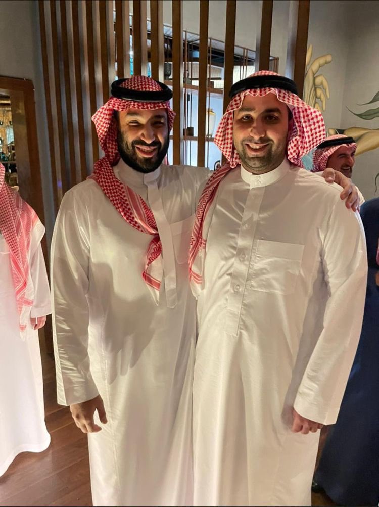 NewsNow4world1's tweet photo. ولي العهد السعودي في مطعم Kuuru بمدينة جدة. https://t.co/9xfjcSyTDT