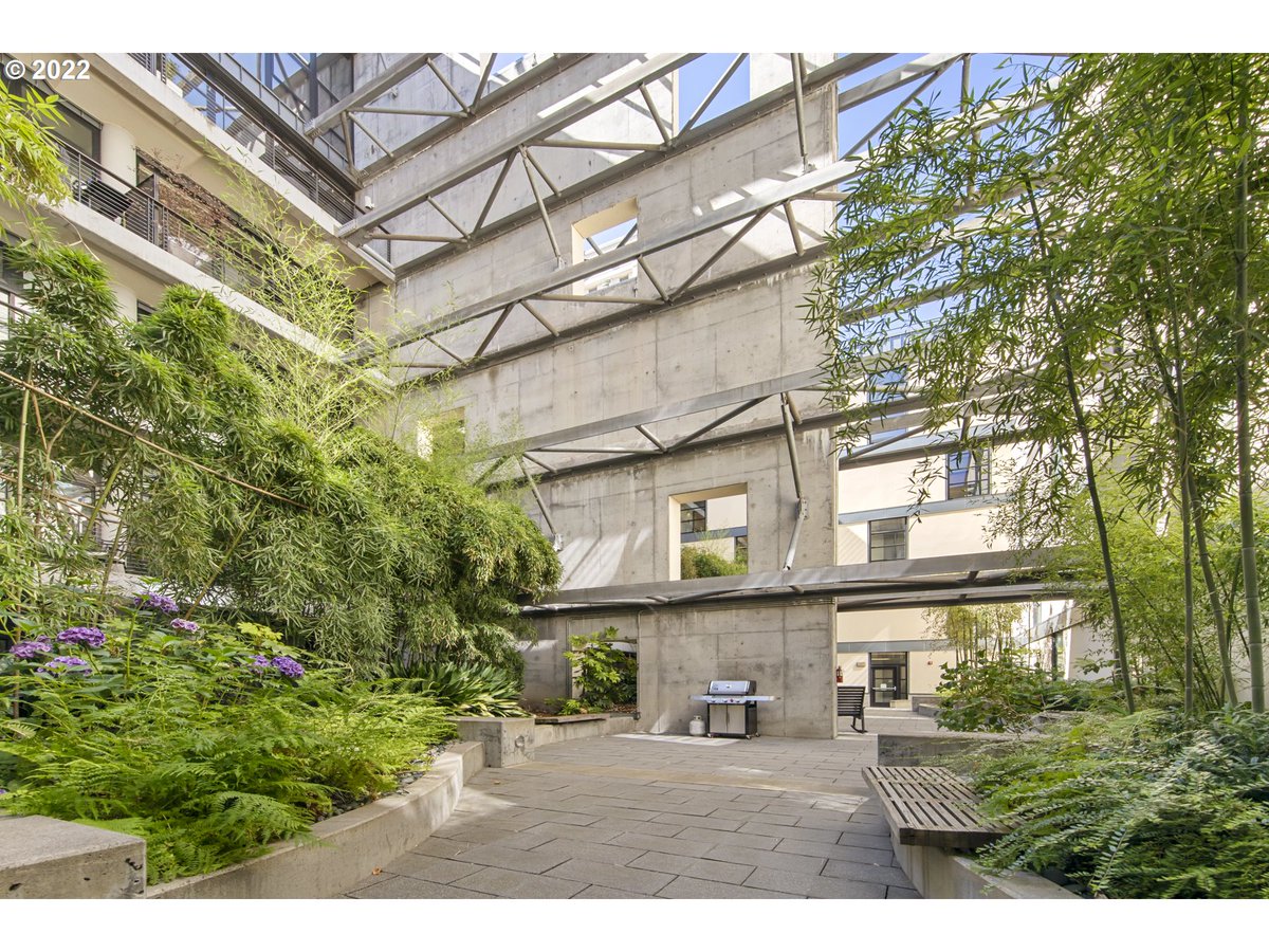 DebbieThomasPDX's tweet photo. Lovely 5th floor Ave Loft w/ efficient layout, freshly refinished wood floors, &amp; huge storage wall. Ideal for 1st time buyer or 2nd home crash pad. Mere steps to all the action, a perfect Pearl District pied-à-terre. Nothing to do but move in &amp; enjoy!
https://t.co/MT64GrerwY https://t.co/wZNarhWQCI
