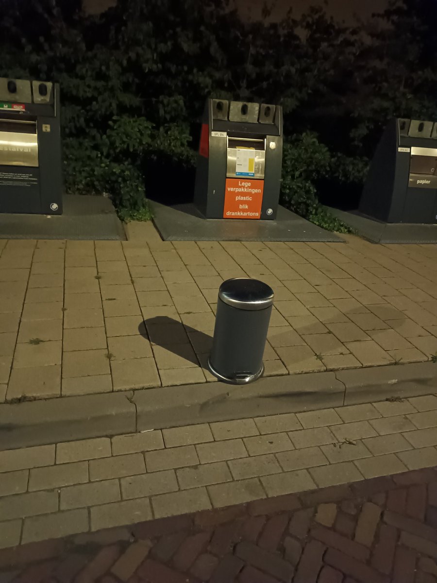 CVlies's tweet photo. Is jouw  pedaalemmer kwijt? Gestolen, weggelopen. Je kunt hem terug vinden in de Talmastraat ter hoogte van de Thorbeckehof,  daar stond hij/ zij/ het, verstopt, heel timide  achter een afvalcontainer. https://t.co/cwhE6KmjJX