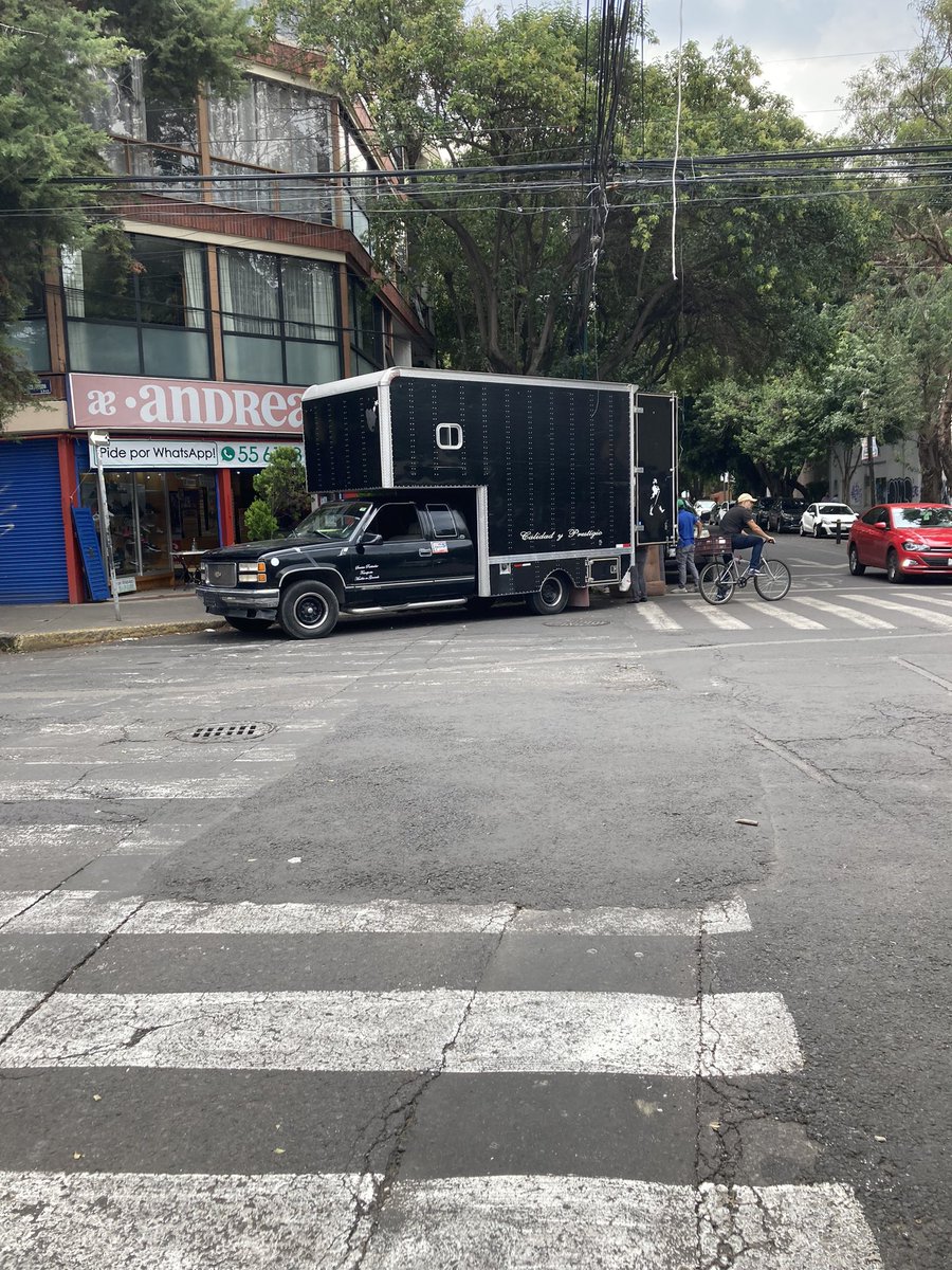 indirasan's tweet photo. Impiden el paso de peatones y silla de ruedas en la calle Romero de terreros esquina con Mier y pesado @SSC_CDMX @OVIALCDMX @BJAlcaldia @GobCDMX @SSPCMexico https://t.co/QvffDLFA9m