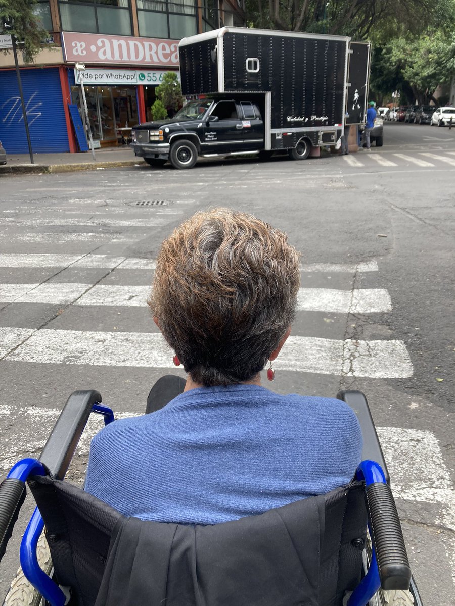 indirasan's tweet photo. Impiden el paso de peatones y silla de ruedas en la calle Romero de terreros esquina con Mier y pesado @SSC_CDMX @OVIALCDMX @BJAlcaldia @GobCDMX @SSPCMexico https://t.co/QvffDLFA9m