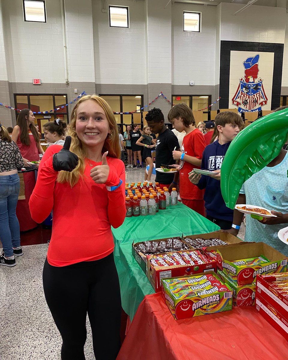 MrsLoden's tweet photo. I love when @CherokeeSchools students support their school and help out! Way to be awesome Patriots, community members, and volunteers!! #leaders #middleschool #volunteer #leadership #onefreedom #ccsdcares #futureworldchangers https://t.co/N5yHWGuOnp