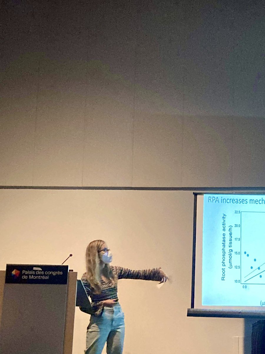Had a blast presenting my first ever conference talk at #ESA2022 #CSEE2022 !!! Thank you to the wonderful audience who had awesome questions :) “Evolutionary history predicts nutrient strategy in tropical trees” 🌳💚