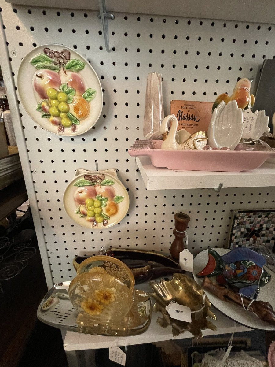 ErasShoppe's tweet photo. Vintage ceramic &amp; wood wall plaques and wall pockets going into my space at https://t.co/HEVTtjCRNa! Visit the mall this weekend and see what treasures you’ll find. They’re open Thursday-Saturday 10am-5pm. https://t.co/yFEskohDE0