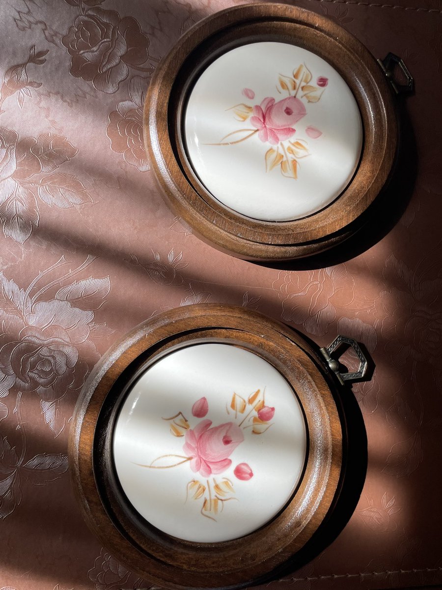 ErasShoppe's tweet photo. Vintage ceramic &amp; wood wall plaques and wall pockets going into my space at https://t.co/HEVTtjCRNa! Visit the mall this weekend and see what treasures you’ll find. They’re open Thursday-Saturday 10am-5pm. https://t.co/yFEskohDE0